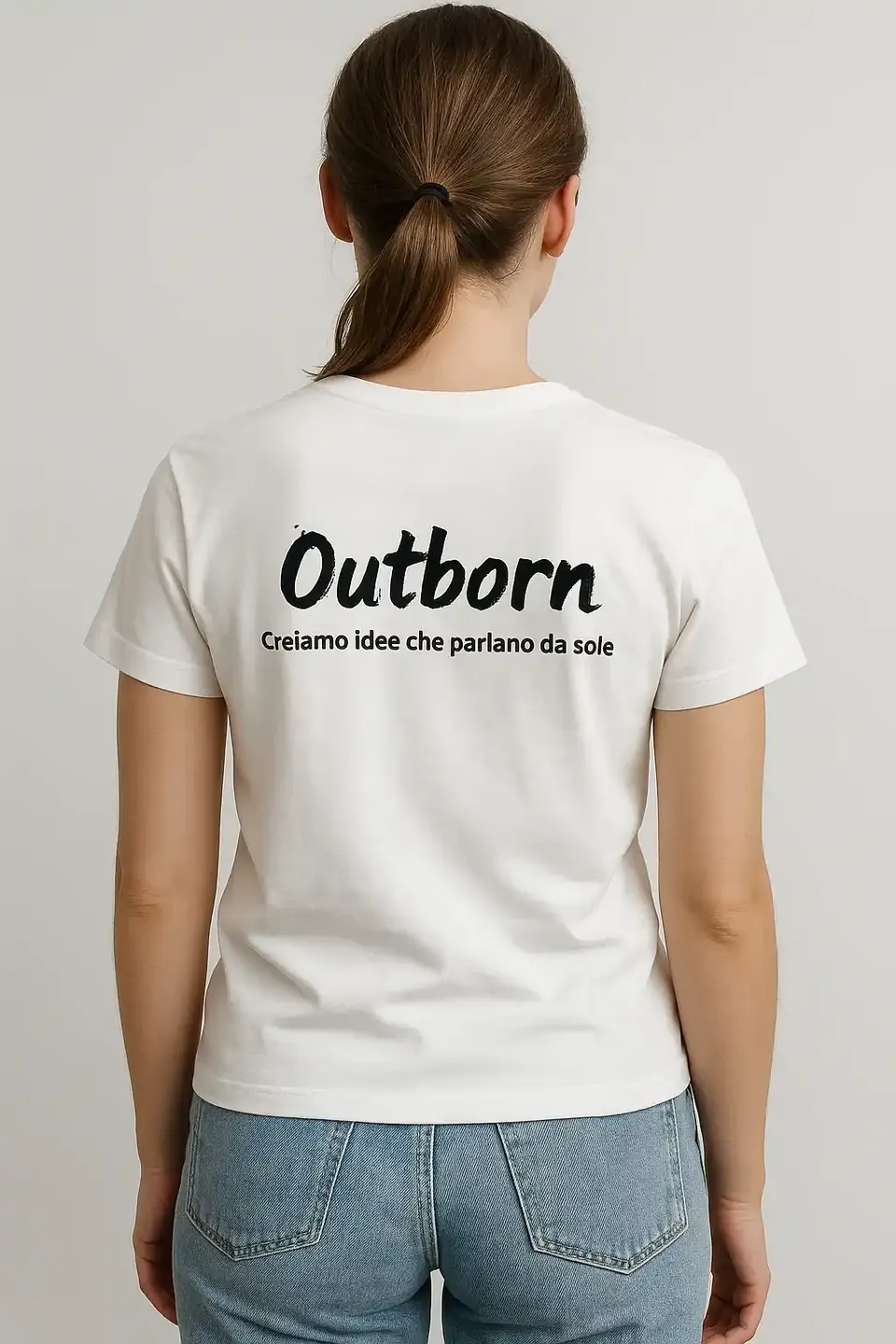 Maglietta Outborn con il motto Creiamo idee che parlano da sole